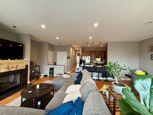 Building Photo - Stunning 2 Bed 2 Bath in the Wicker Park area