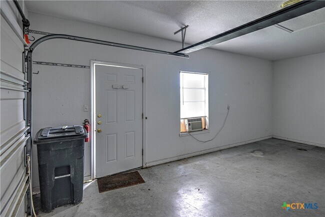 Building Photo - 4725 Stone Oak Dr