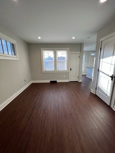 Building Photo - 1213 Oakwood Ave