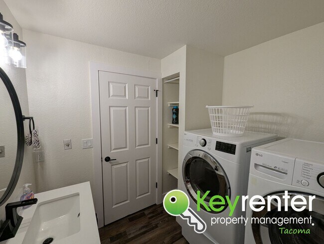 Building Photo - Fully Furnished Modern Puyallup Duplex in Prime Location