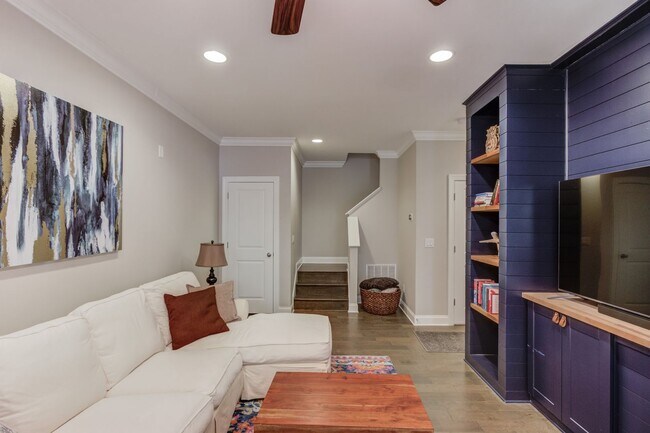 Building Photo - 1450 Edgebrook Ct NE