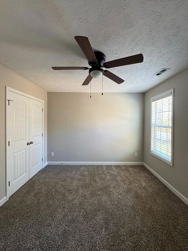 Building Photo - Beautiful 5 Bed 2.5 Bath Home with Main Level Primary Bedroom