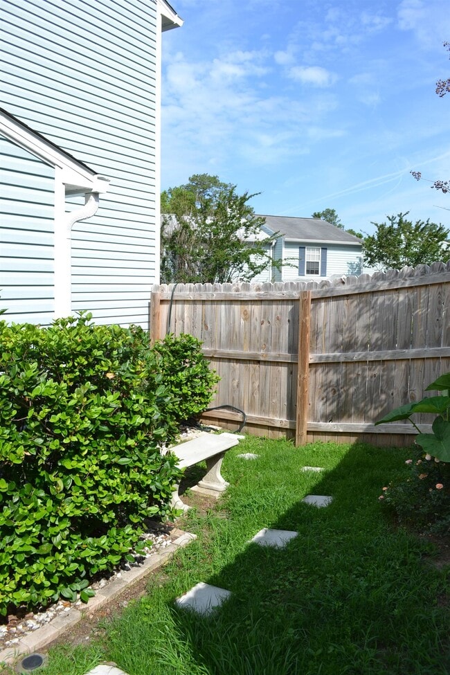 Building Photo - 697 Timberwood Cir E