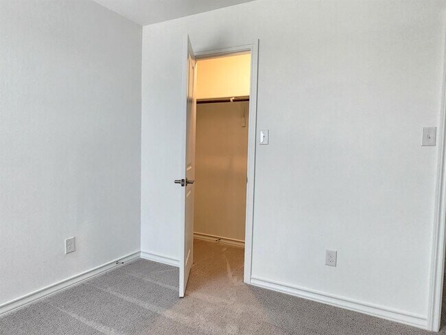 Building Photo - 202 Doodle Ln