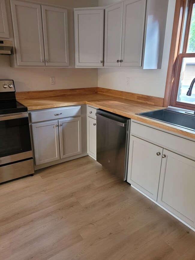 Building Photo - 4 bedroom Townhouse on Bloomington's South Side; Located in The Woodlands!