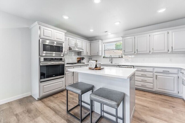 Building Photo - 1906 SE Taylor St