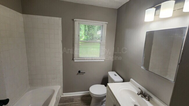 Building Photo - 305 Banberry Dr SE