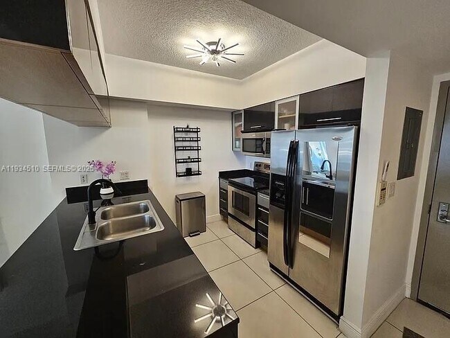 Building Photo - 1750 N Bayshore Dr