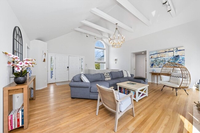 Building Photo - 12 Douglas Ct