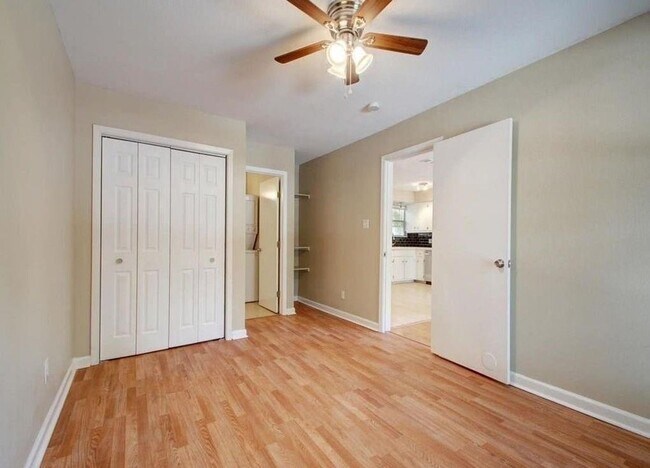 Building Photo - 608 1/2 Genard Unit A