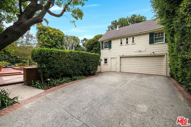 Building Photo - 809 N Bedford Dr