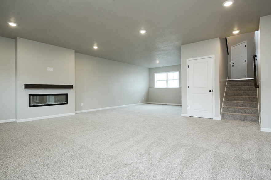 Large, bright family room - 5940 S Coneflower Ave