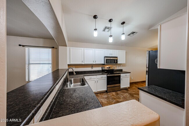 Building Photo - 11761 W Dos Rios Dr