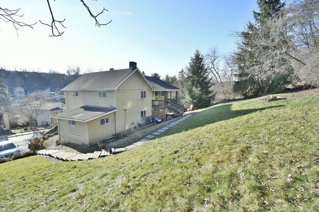 Building Photo - 741-743 Bower Hill Road