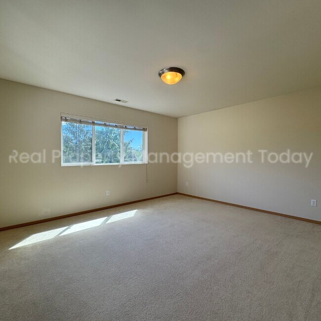 Building Photo - 3 Bedroom With Large Bonus Room!