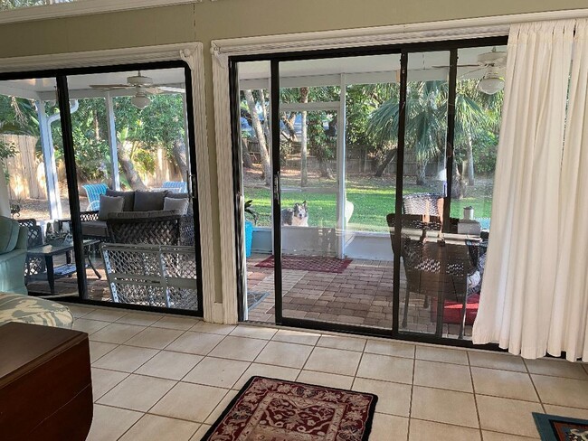 Building Photo - 837 Seminole Ln