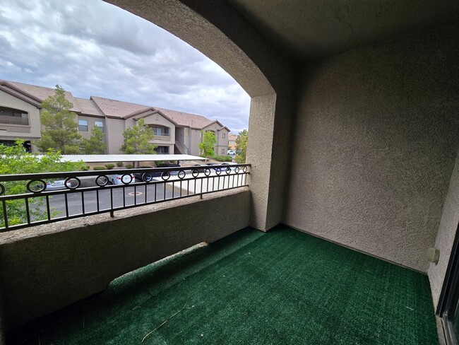 Building Photo - A Charming 3 Bedroom upstairs unit in NW L...