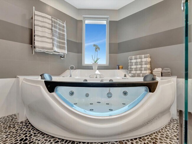 Building Photo - 555 5th Ave NE