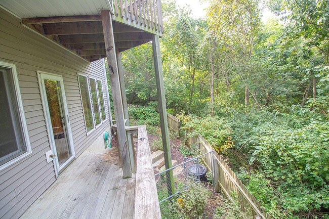 Building Photo - 1420 Bradford Dr