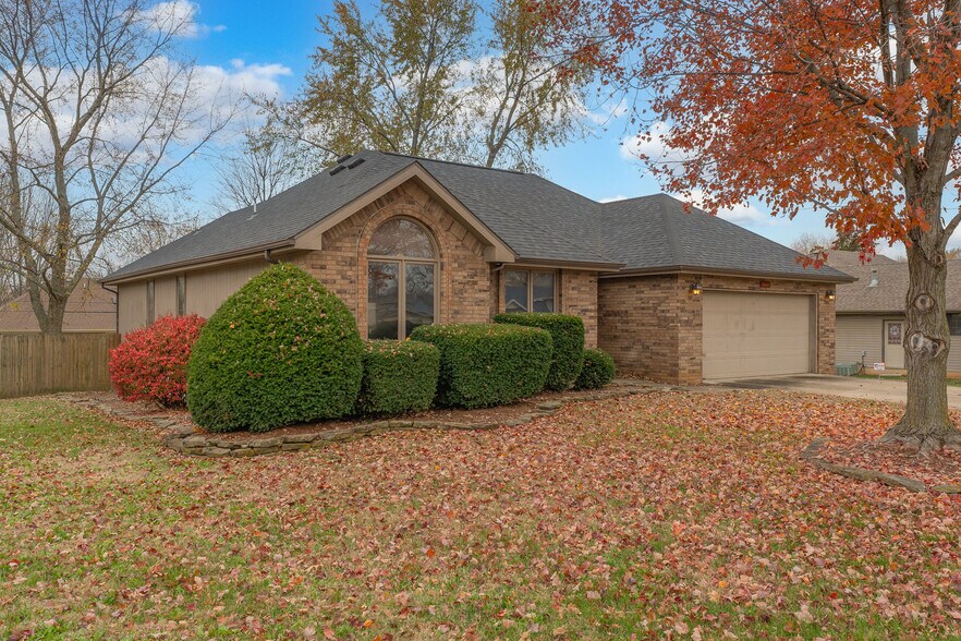 Front - 3668 W El Castile St