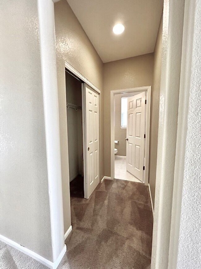 Building Photo - FABULOUS 4 BEDROOM HOME IN EASTVIEW ESTATES!!
