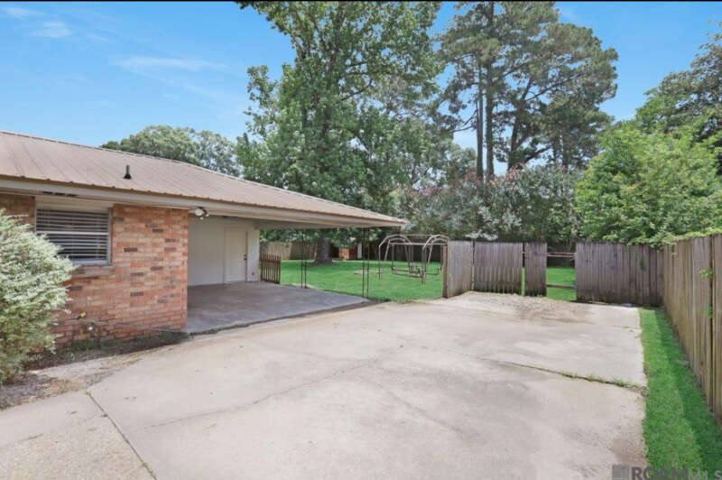 Building Photo - 915 Sharon St