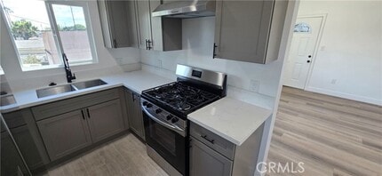 Building Photo - 833 E 92nd St