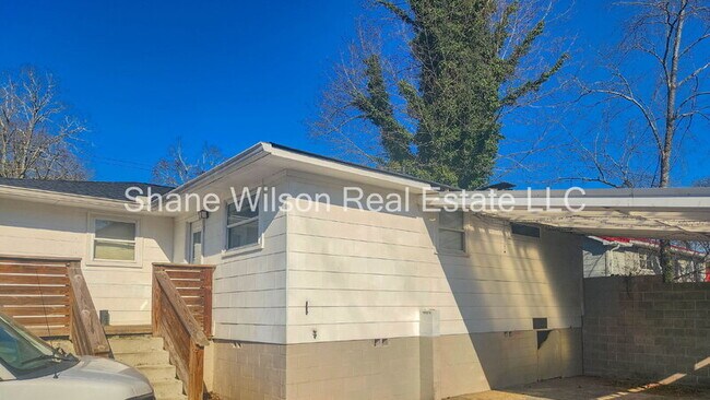 Building Photo - 1202 Greenwood Rd