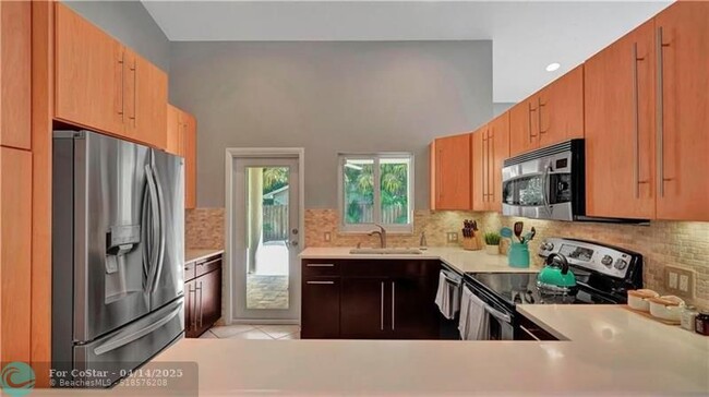 Building Photo - 2500 SW 21st St