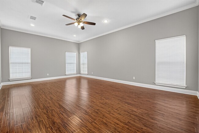 Building Photo - 10310 Chevy Chase Dr