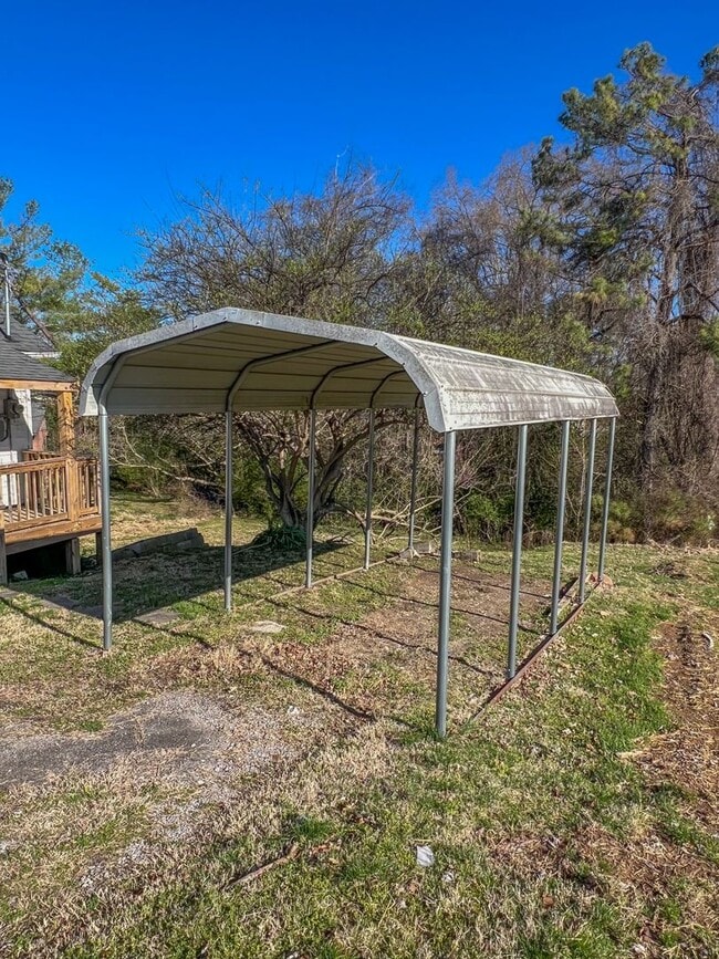 Building Photo - Move-In Specials Available! Single-Family Home Downtown Clarksville!