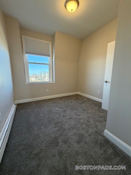 Building Photo - 663 Middle St