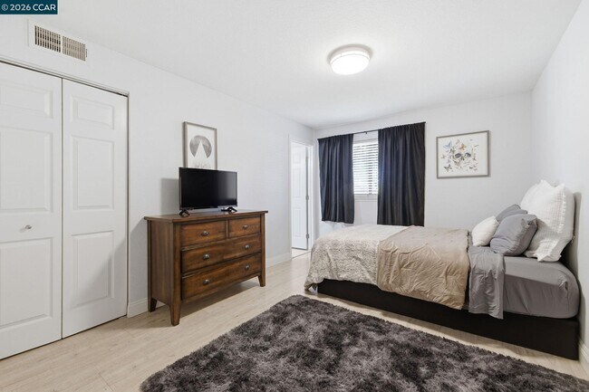 Building Photo - 102 Luna Grande Cir