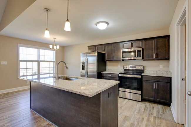 Building Photo - Fresh and Clean 3 bed 2 bath.  Sweet layout!