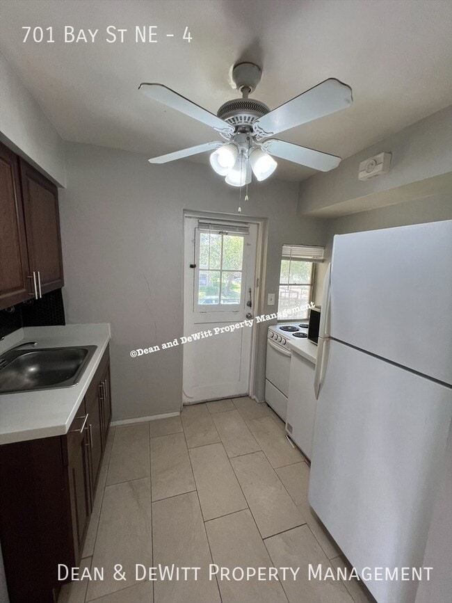 Building Photo - 701 Bay St NE