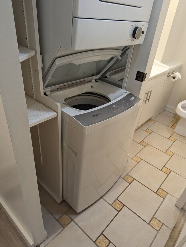 Building Photo - $1,900/mo – Furnished Studio in Waikiki | ...