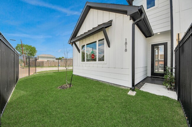 Building Photo - 1818 West St