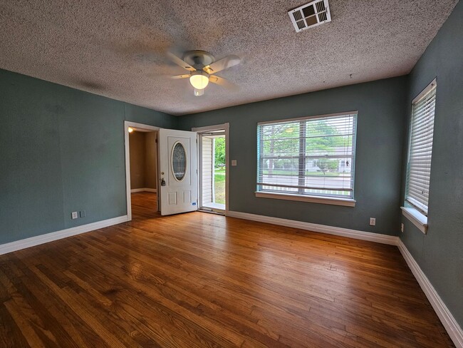 Building Photo - (2) Bed/(1) Bath Avail NOW! Hardwood Floors!