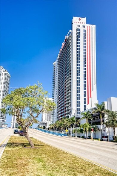 Building Photo - 2602 E Hallandale Beach Blvd