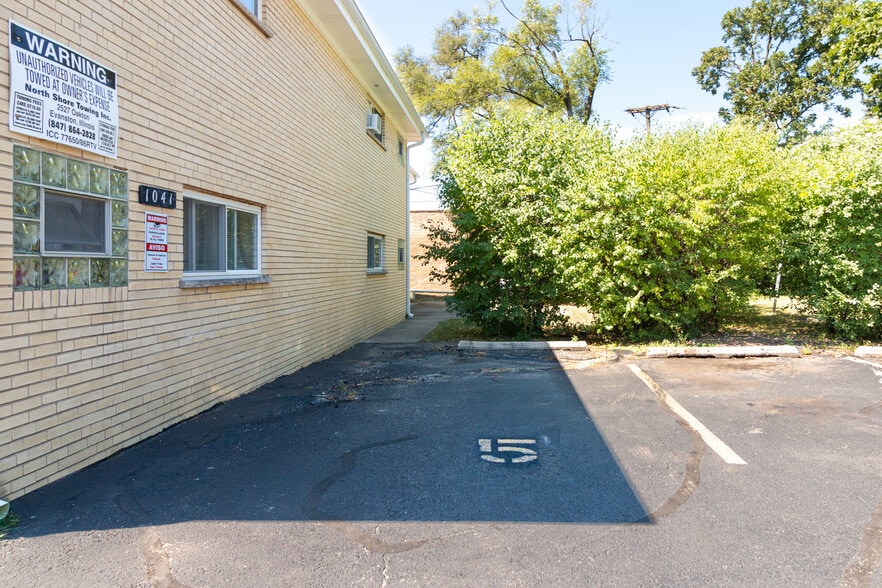 Building Photo - 1041 N Northwest Hwy