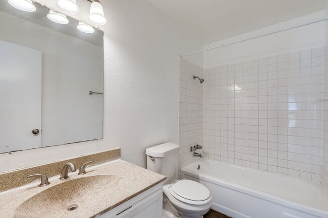 Building Photo - 2513 Richmond Dr