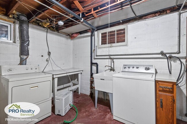 Building Photo - Recently Remodeled 2 Bedroom Home