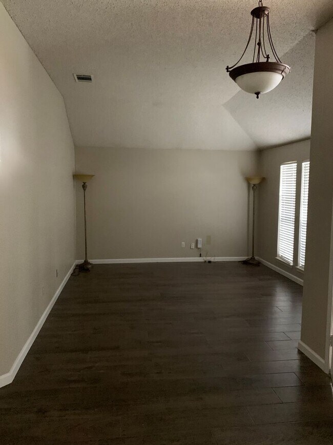 Building Photo - Beautiful 4 bedroom 2 bath home