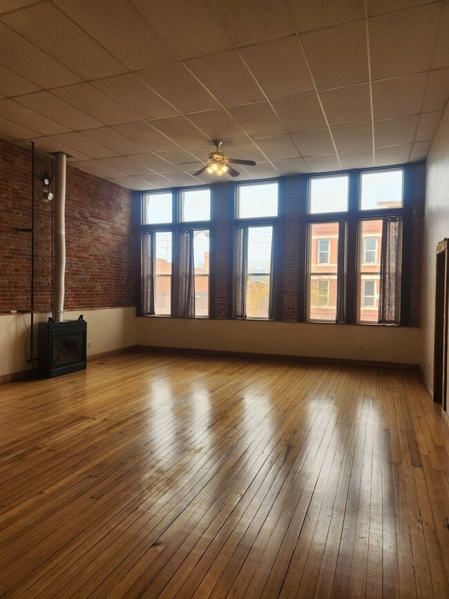 Building Photo - 108 E Main St