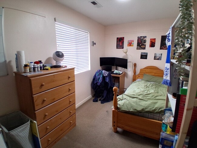 Building Photo - 654 E 700 N