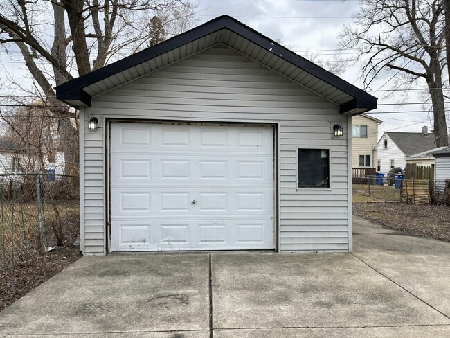 Building Photo - 11036 Packard Ave