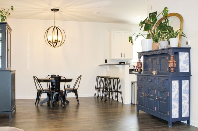 Building Photo - Fully furnished - single family