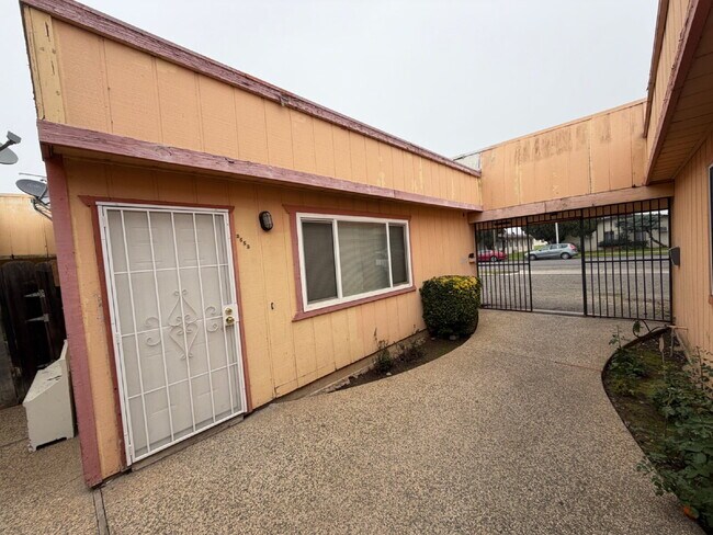 Building Photo - 2553 Glen- 2bd 1 bath
