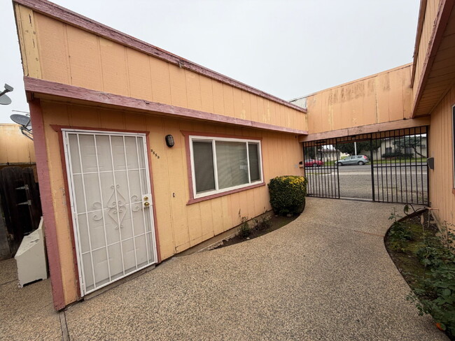 Building Photo - Move In Special!  2553 Glen- 2bd 1 bath