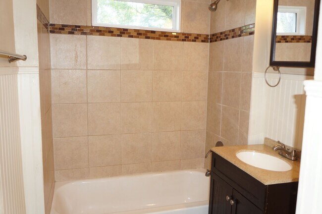 Building Photo - 583 Colonial Cir SE